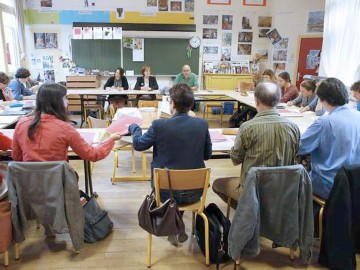 Te-ai săturat de mizerabilul învăţământ mioritic? Guvernul trimite profesori să predea româna la universităţi străine cu salarii de peste 3.000 USD